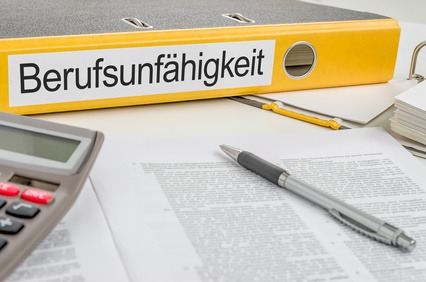 Aktenordner mit der Beschriftung Berufsunfähigkeit